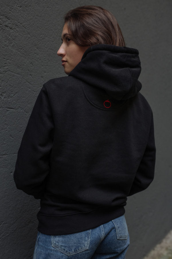 Hoodie noir Pomodoro vu de dos sur modèle, coupe droite.