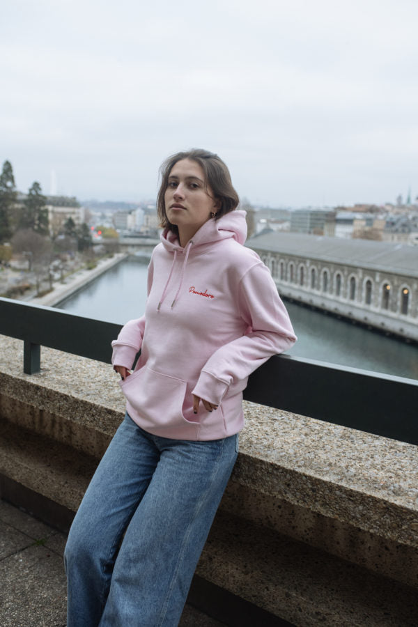 Hoodie rose Pomodoro Rose Rosette porté en ville.
