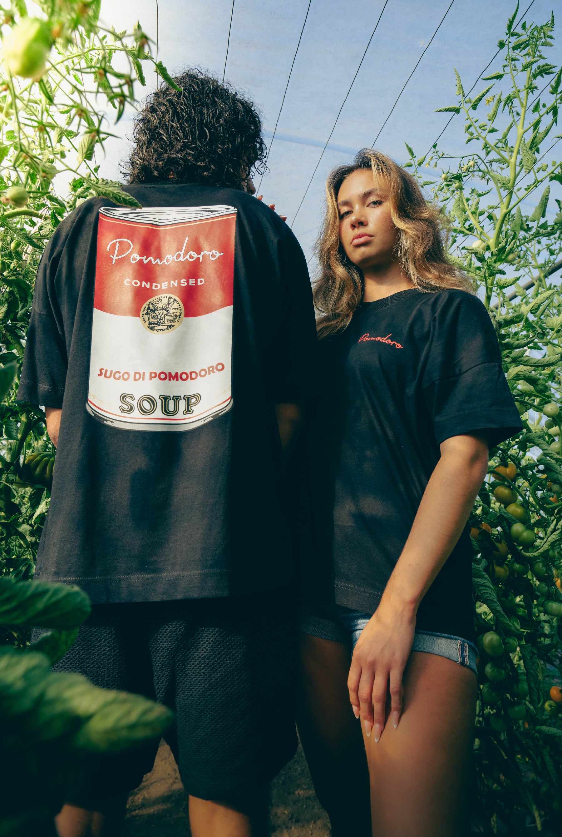 T-shirt noir oversize unisexe en coton bio avec logo Pomodoro et imprimé boîte “Sugo di Pomodoro” sur le dos – modèle Arielle.