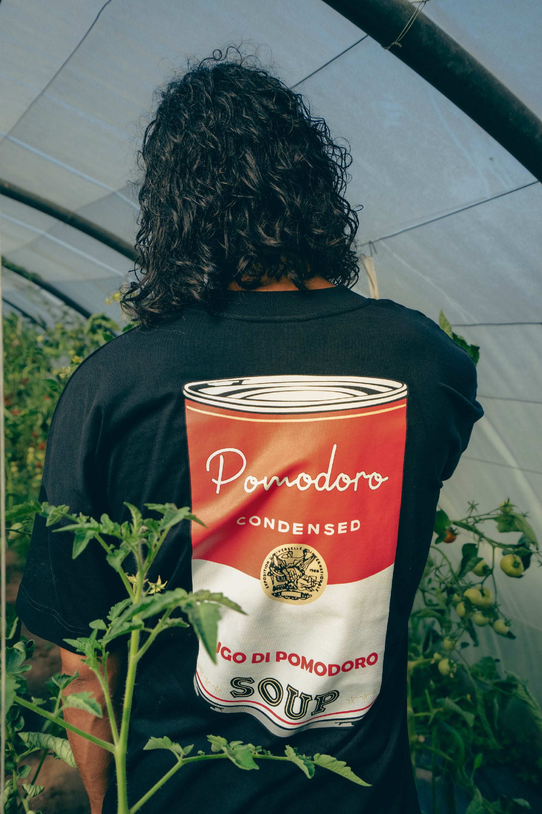 Vue arrière du t-shirt noir Pomodoro en coton bio, imprimé artistique boîte de conserve, coupe oversize.