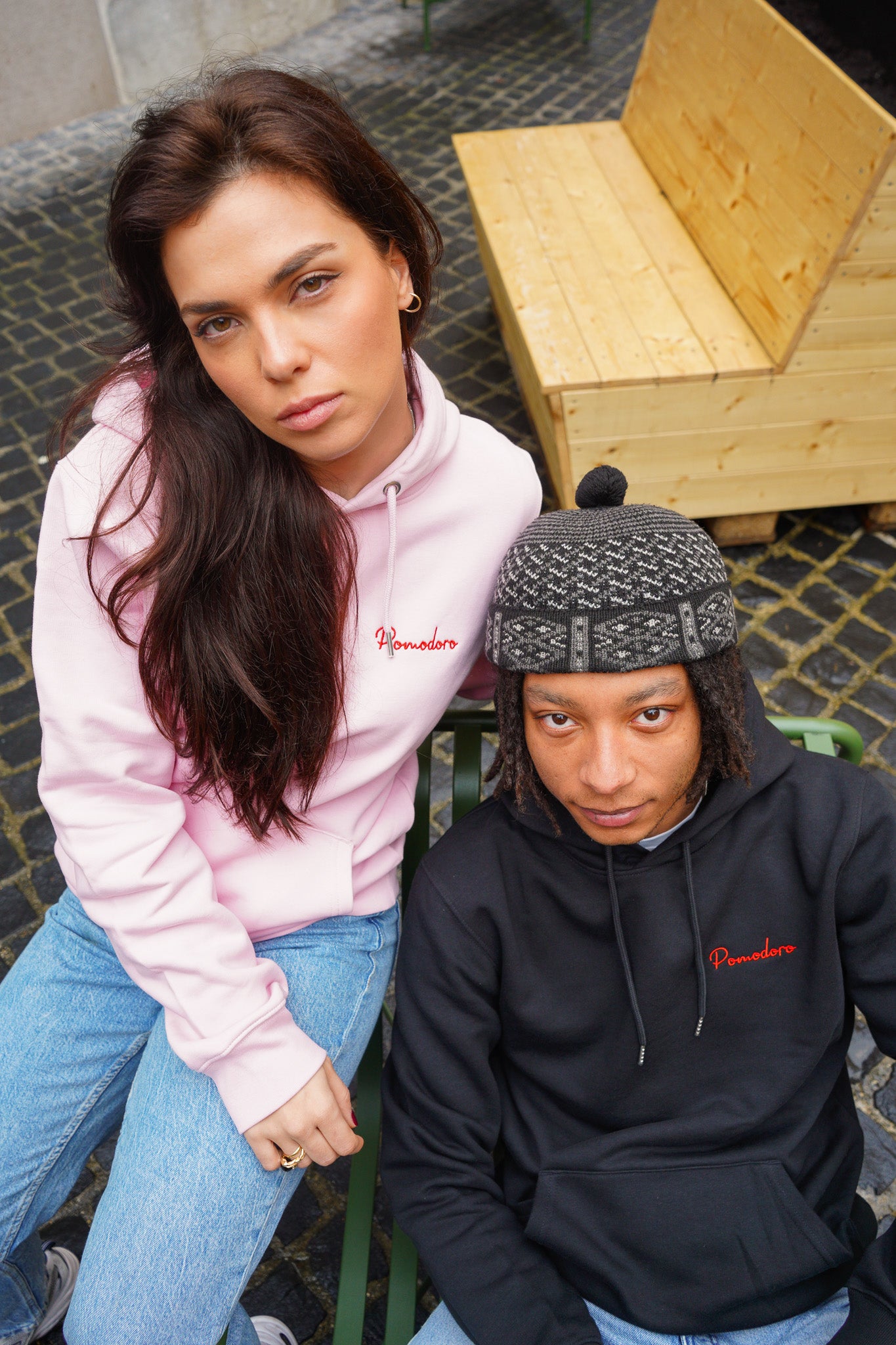 Hoodie Rose Rosette et hoodie Nero Alessandro portés par deux modèles.