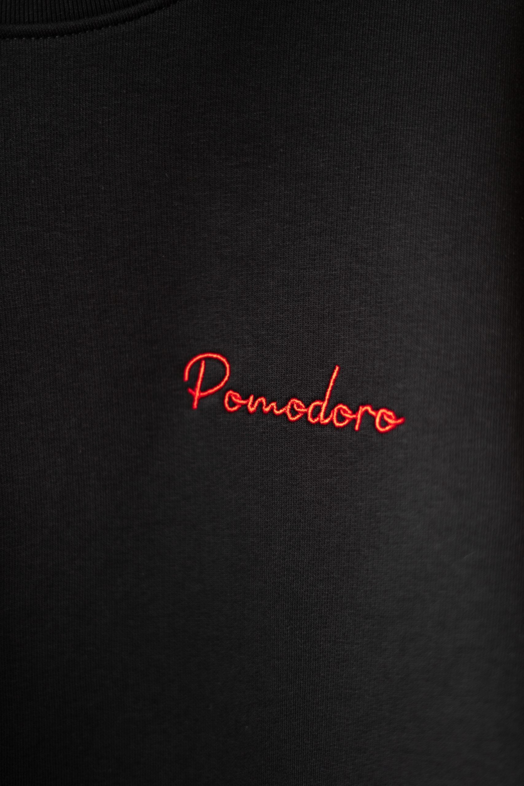 Détail broderie rouge “Pomodoro” sur le sweat Nero Paolo.